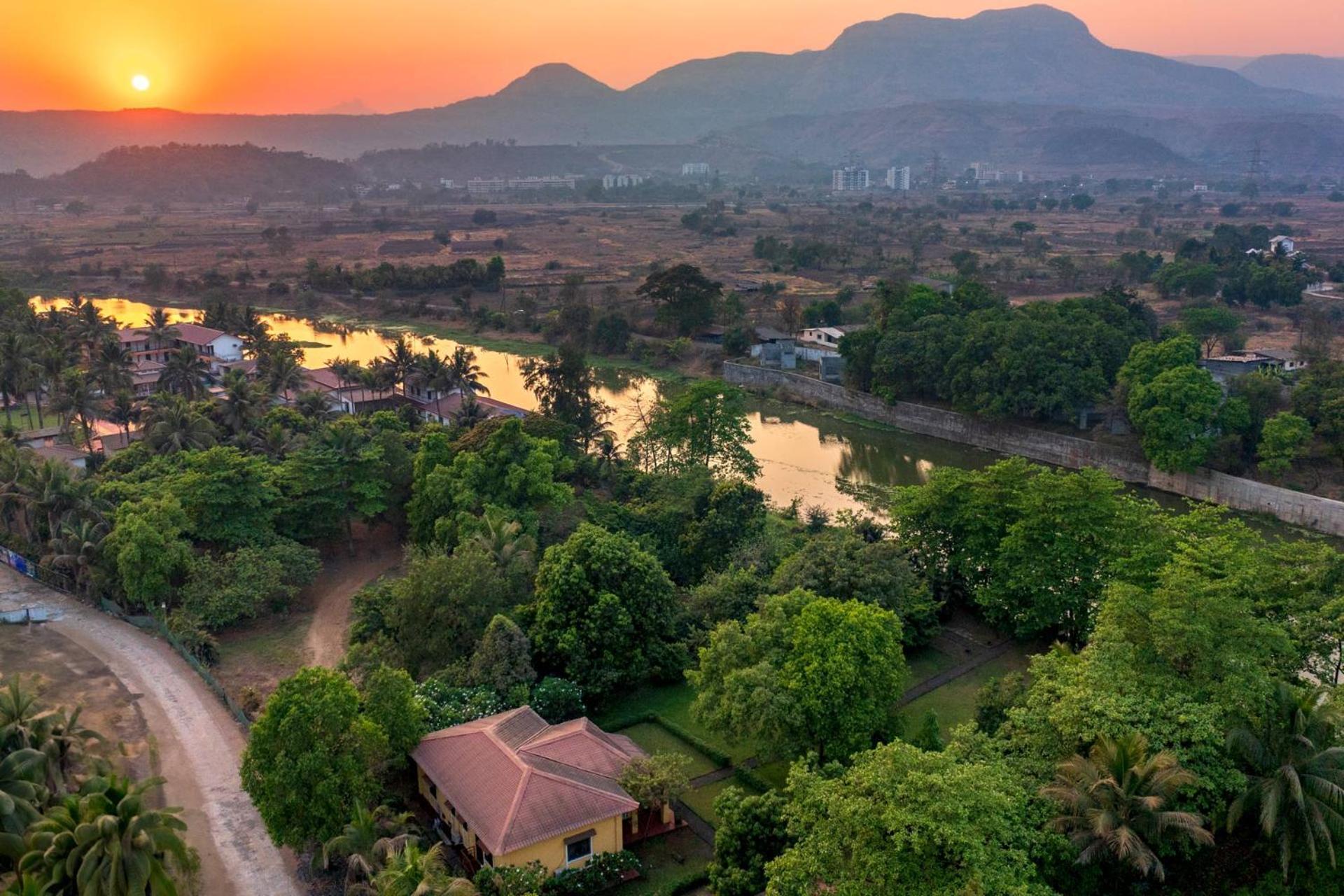 Vintage Estate - Lakeside Allure With Vintage Decor,A Plunge Pool & A Lawn Featuring A Charming Gazebo คาร์จัต ภายนอก รูปภาพ