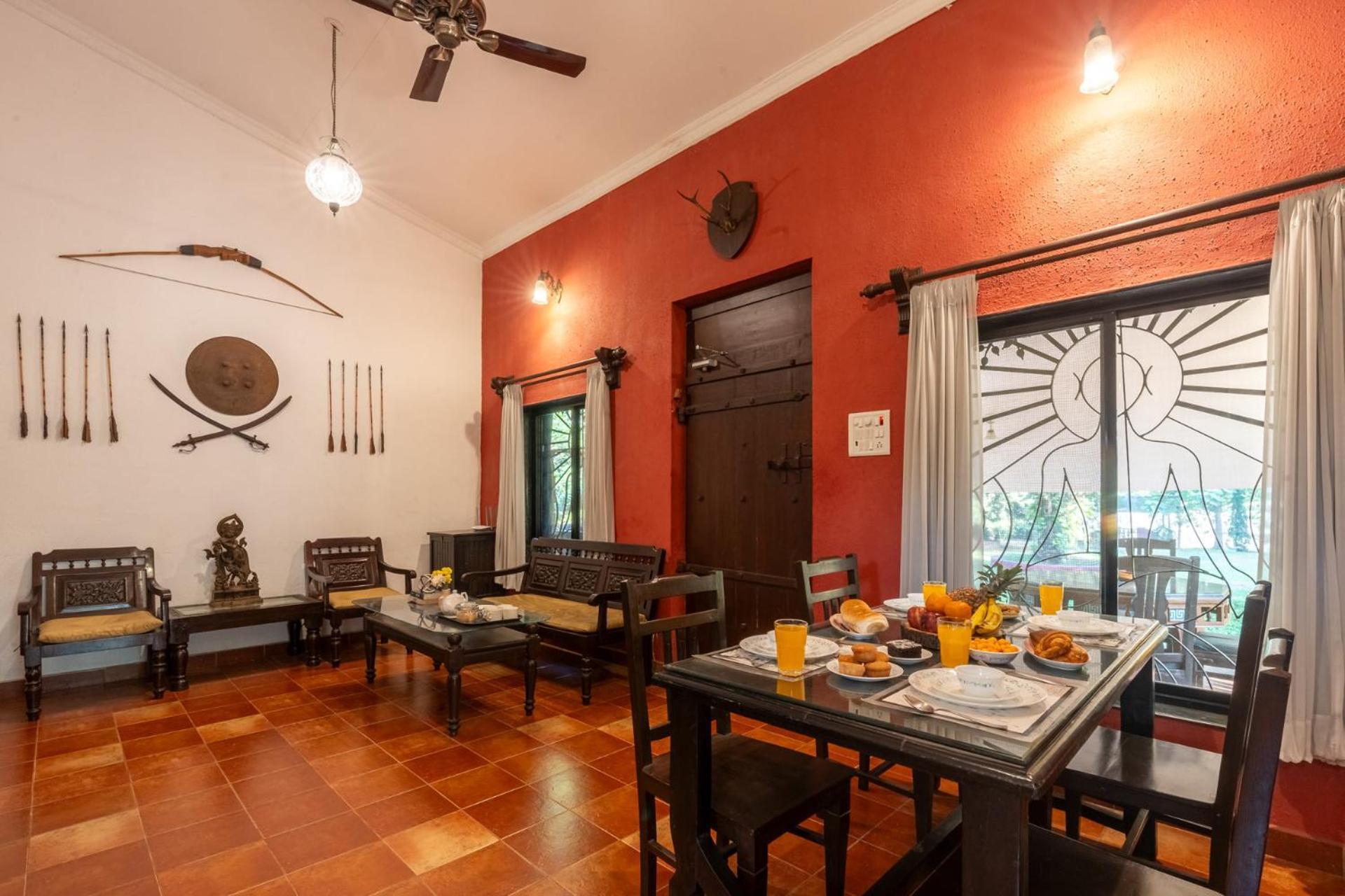 Vintage Estate - Lakeside Allure With Vintage Decor,A Plunge Pool & A Lawn Featuring A Charming Gazebo คาร์จัต ภายนอก รูปภาพ