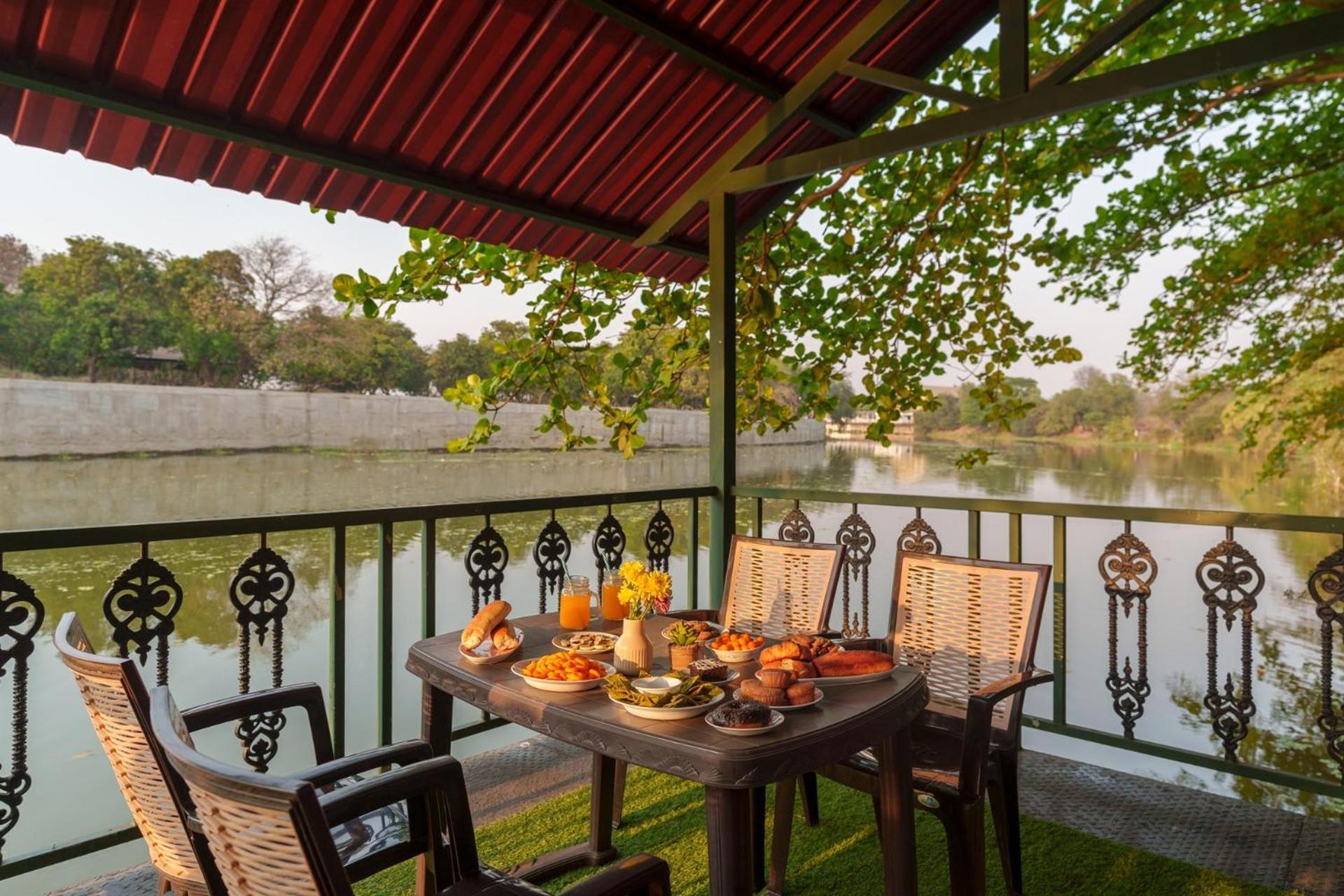 Vintage Estate - Lakeside Allure With Vintage Decor,A Plunge Pool & A Lawn Featuring A Charming Gazebo คาร์จัต ภายนอก รูปภาพ