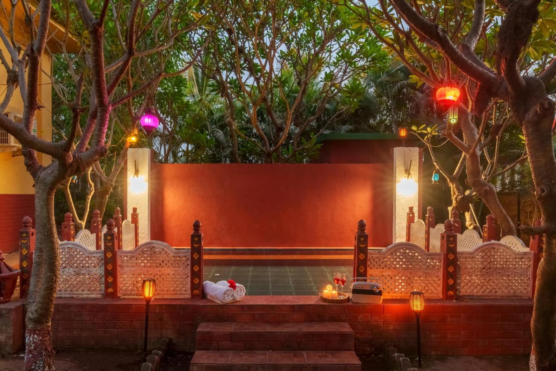 Vintage Estate - Lakeside Allure With Vintage Decor,A Plunge Pool & A Lawn Featuring A Charming Gazebo คาร์จัต ภายนอก รูปภาพ